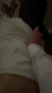 去02年的母狗家里直接调教，用皮带鞭打屁股开操，叫声可S